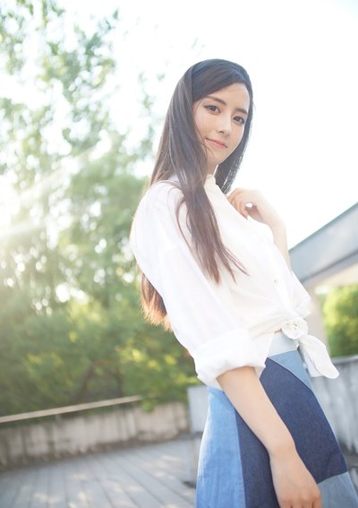 如何通过多个渠道对比不同伴游服务